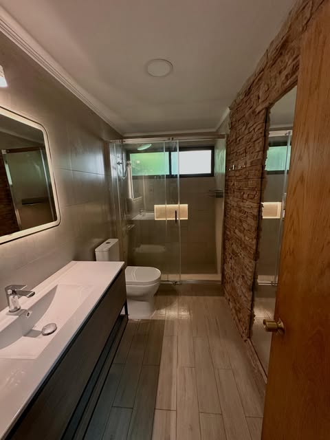 Baño con ducha de vidrio y terminaciones interiores